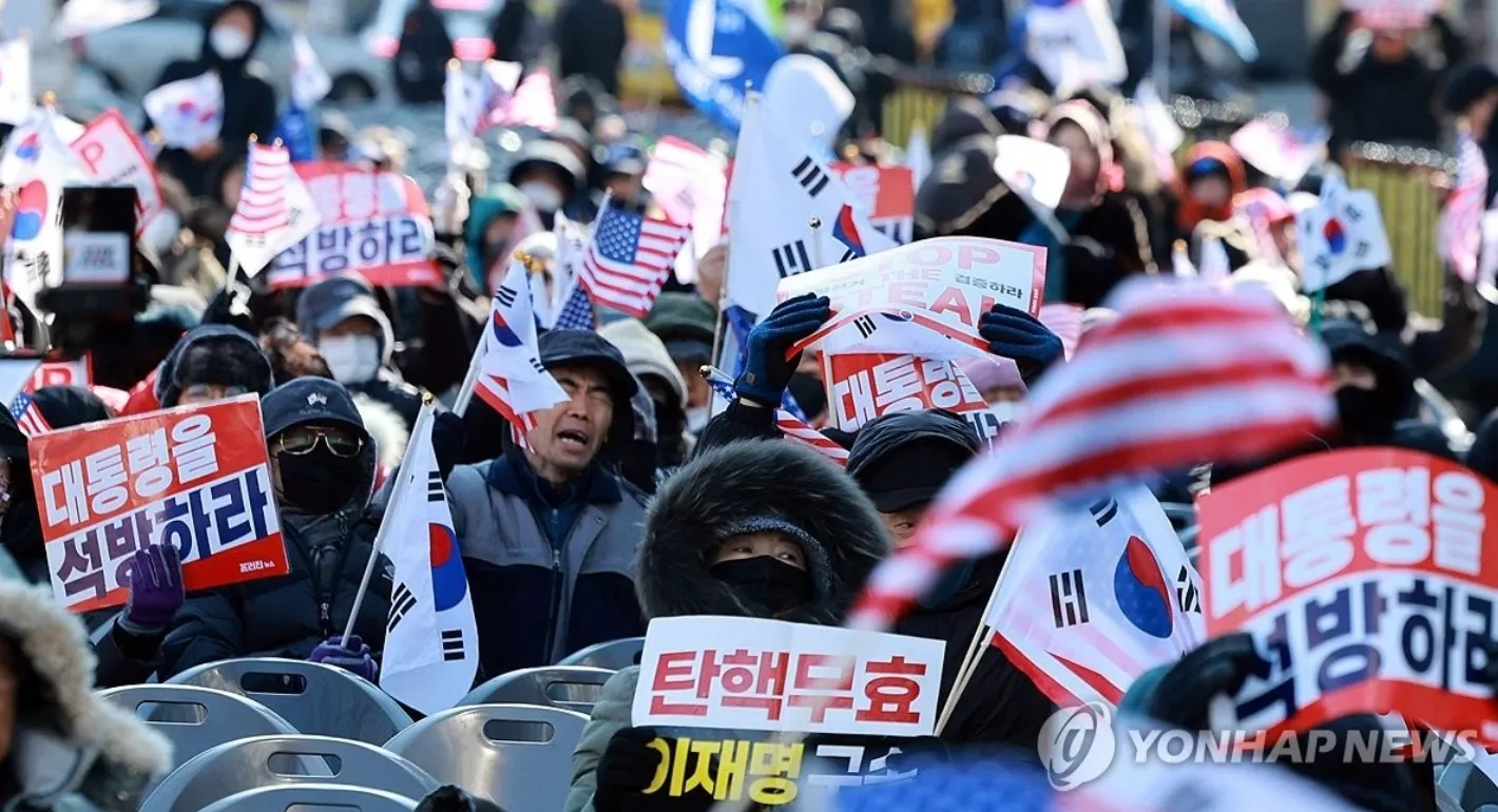 尹 탄핵심판 헌재 앞, 맹추위에도 지지자 200명 집결